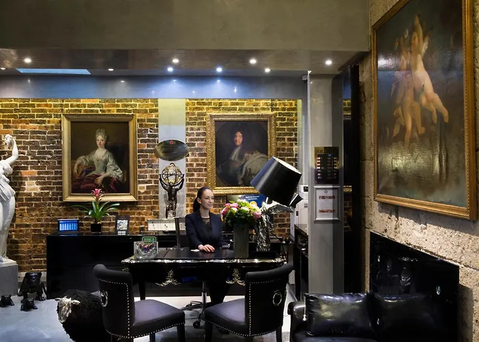 Hotel Plaza Elysées Parigi